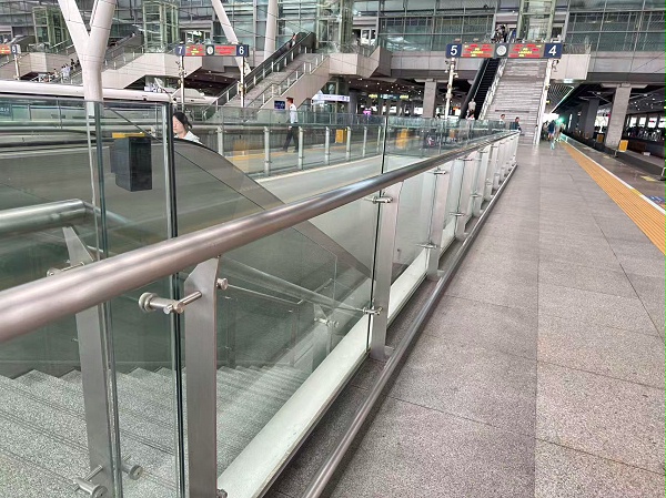 喜师傅不锈钢护栏厂家高铁站案例