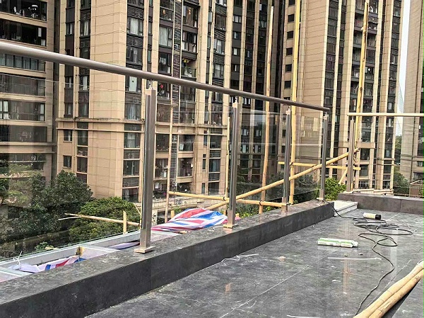 喜师傅小区露台玻璃护栏案例